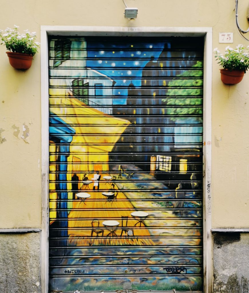 Rivisitazione di Terrasse de Café le Soir di Van Gogh by BdsCrew. Saracinesca in via San Bernardo. Foto di Amina A.