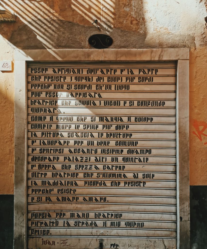 Saracinesca dal progetto “Di.segni In.Versi” in Via della Maddalena. Foto di Amina A.- Arte urbana