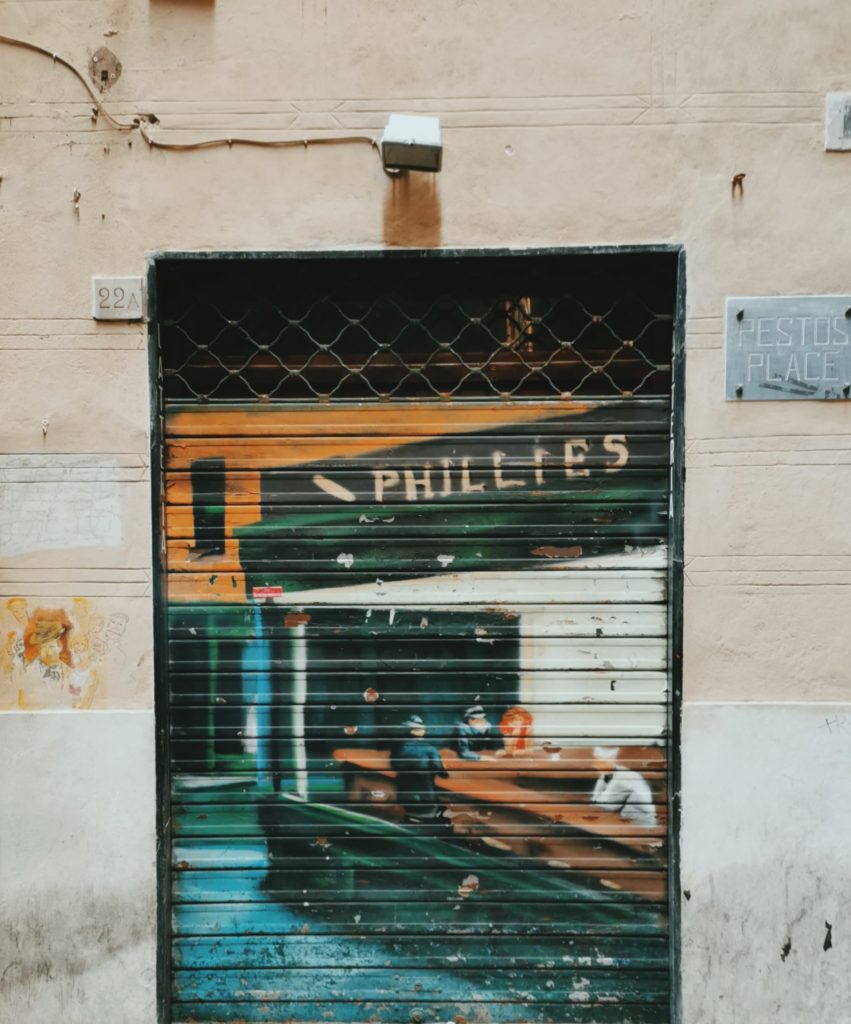 Rivisitazione de I Nottambuli di Edward Hopper by BdsCrew. Saracinesca in Via San Bernardo. Foto di Amina A.
